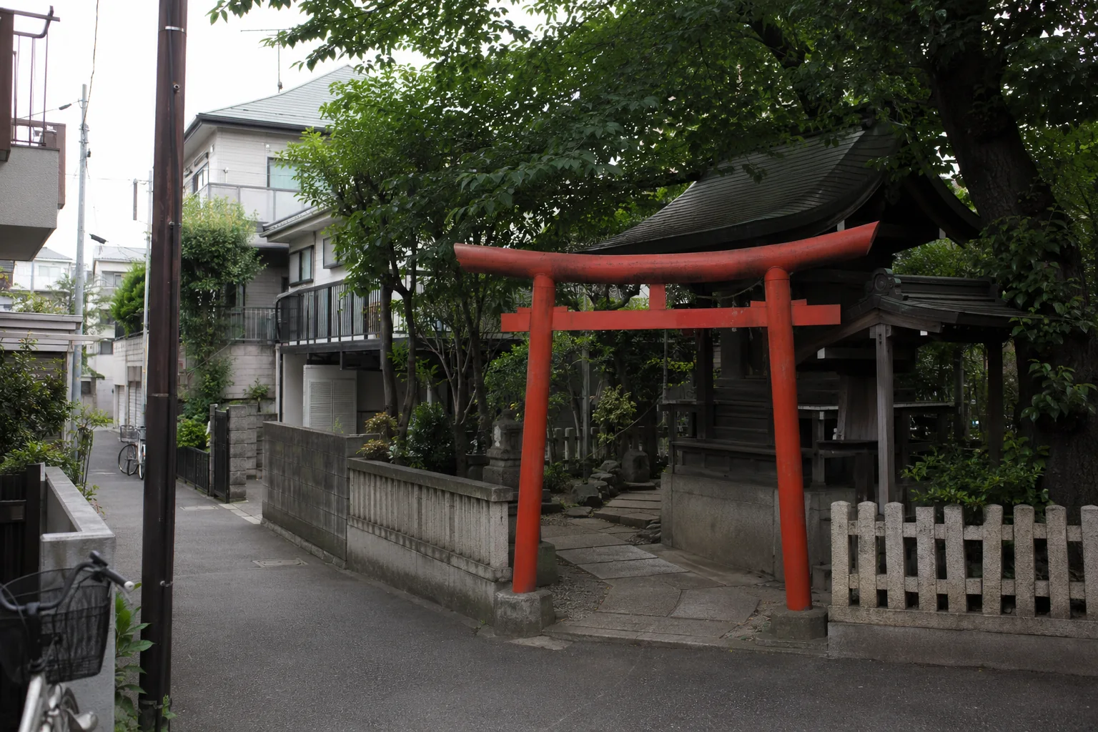 黒船稲荷神社を題材に鳥居と社を描いた生成イメージ