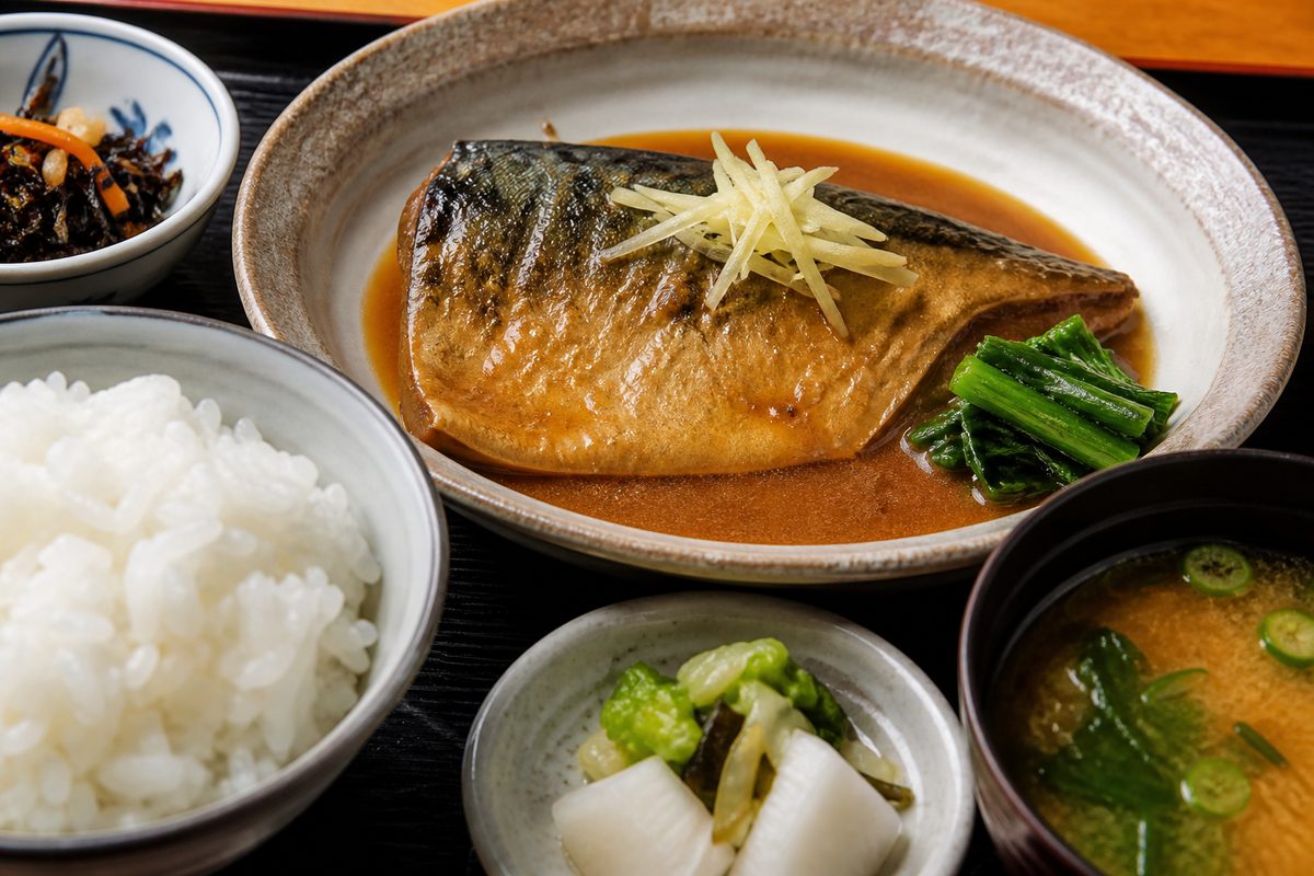 鯖の味噌煮定食の見本用イメージ（AI生成）