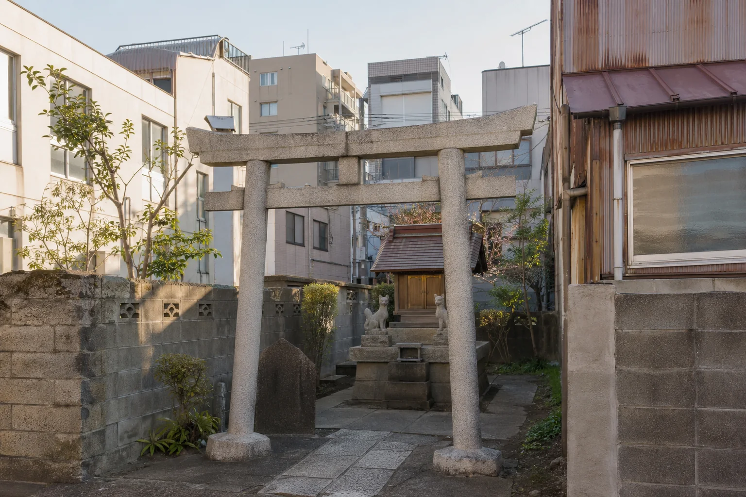 住宅街にある小さな稲荷社を表現した生成イメージ