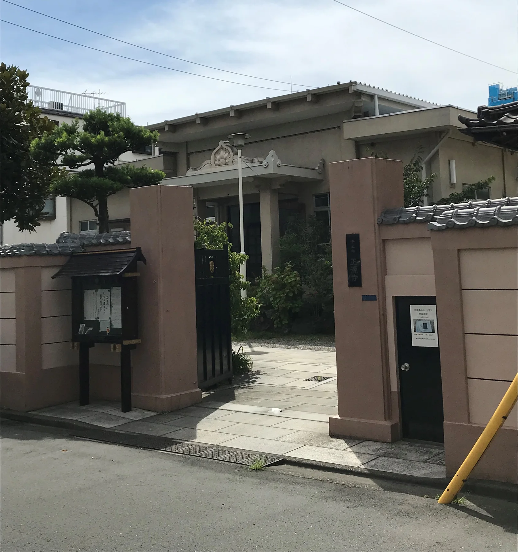 永代一丁目の正源寺の門と本堂