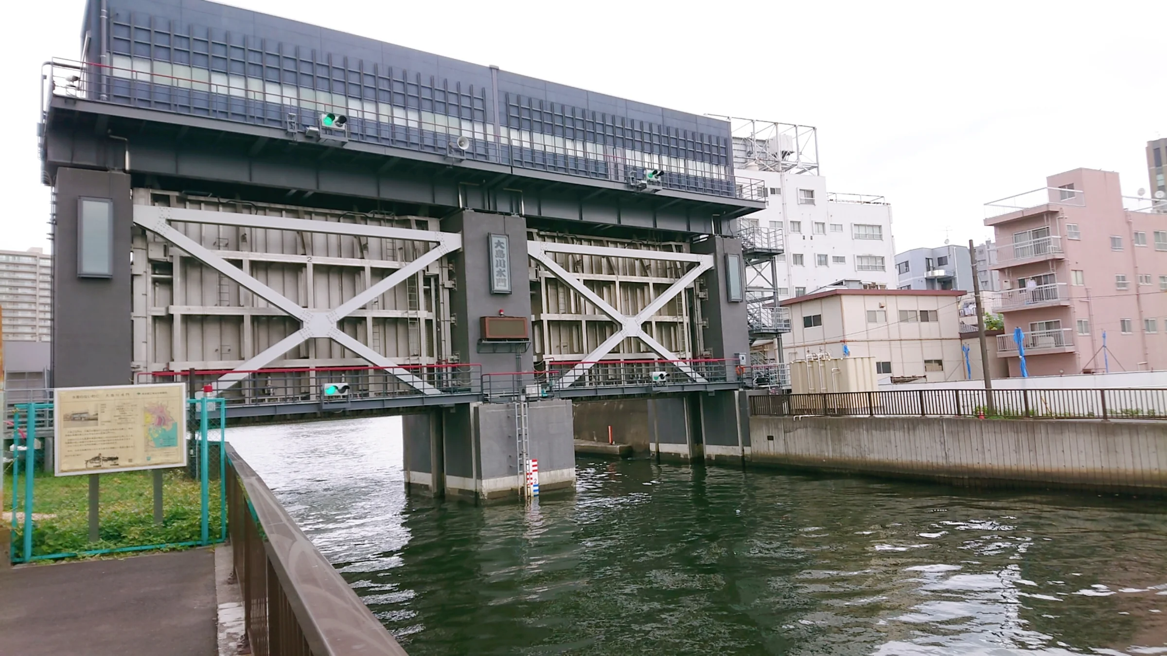 大島川の水面に立つ大島川水門