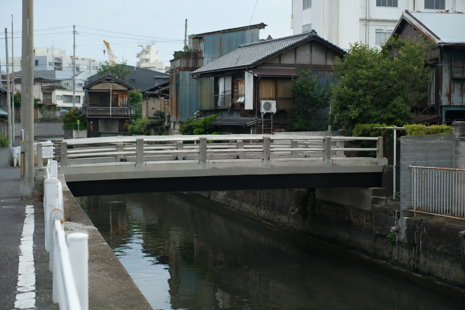 水路沿いの町並みと橋を表現した生成イメージ