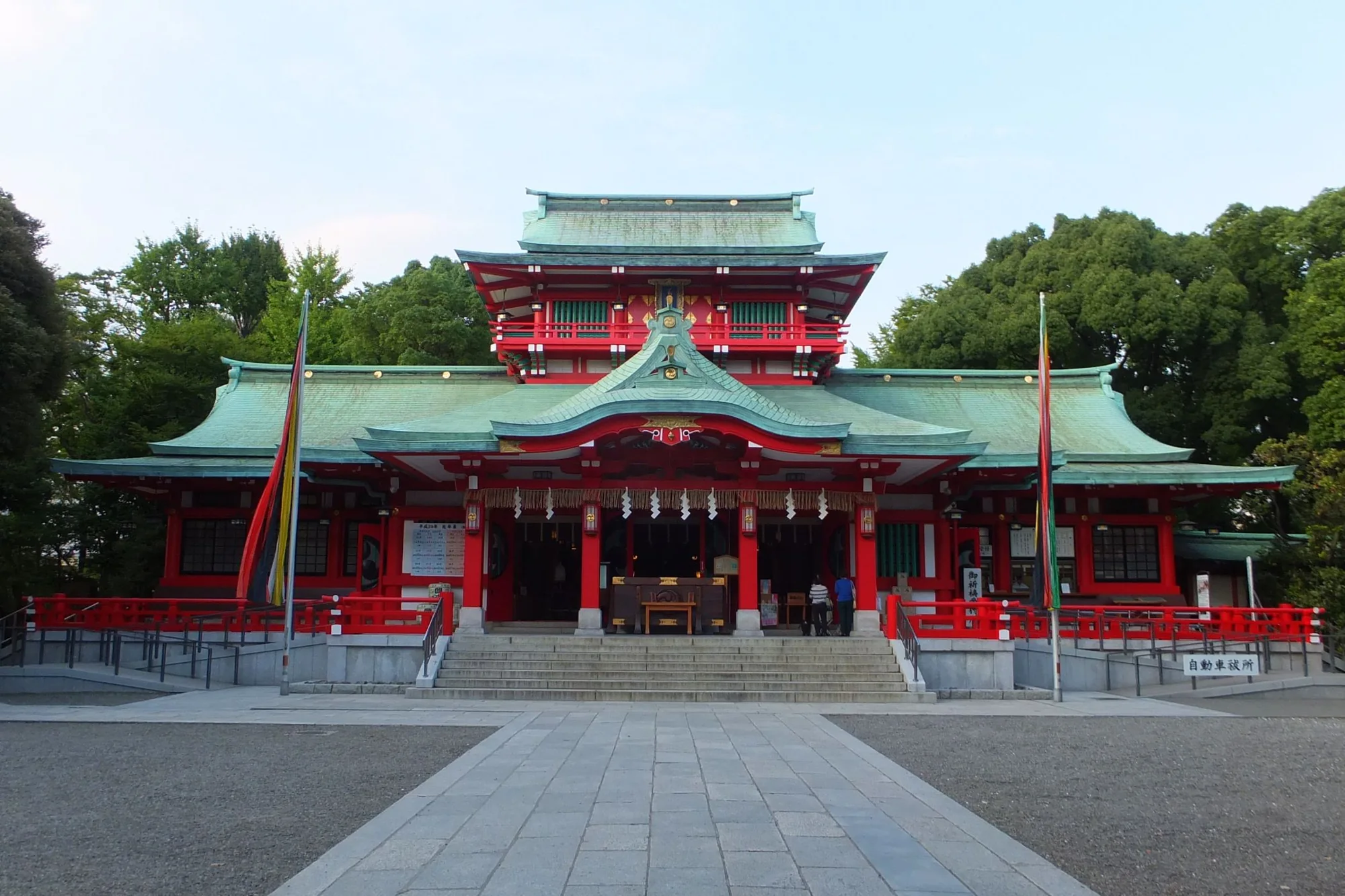 富岡地域にある富岡八幡宮の境内と社殿