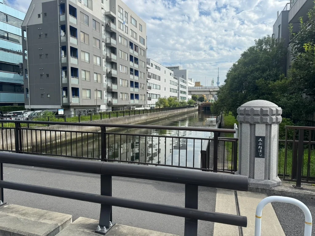 御船橋の親柱と大島川西支川