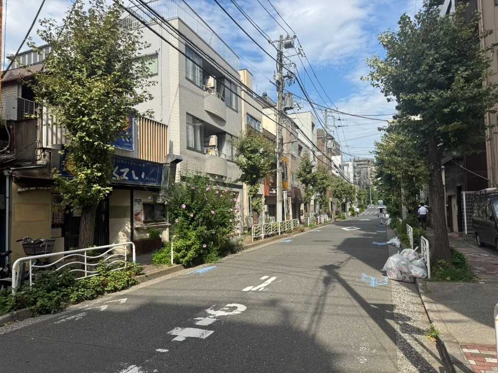 建物と街路樹が続く現在の福住の通り