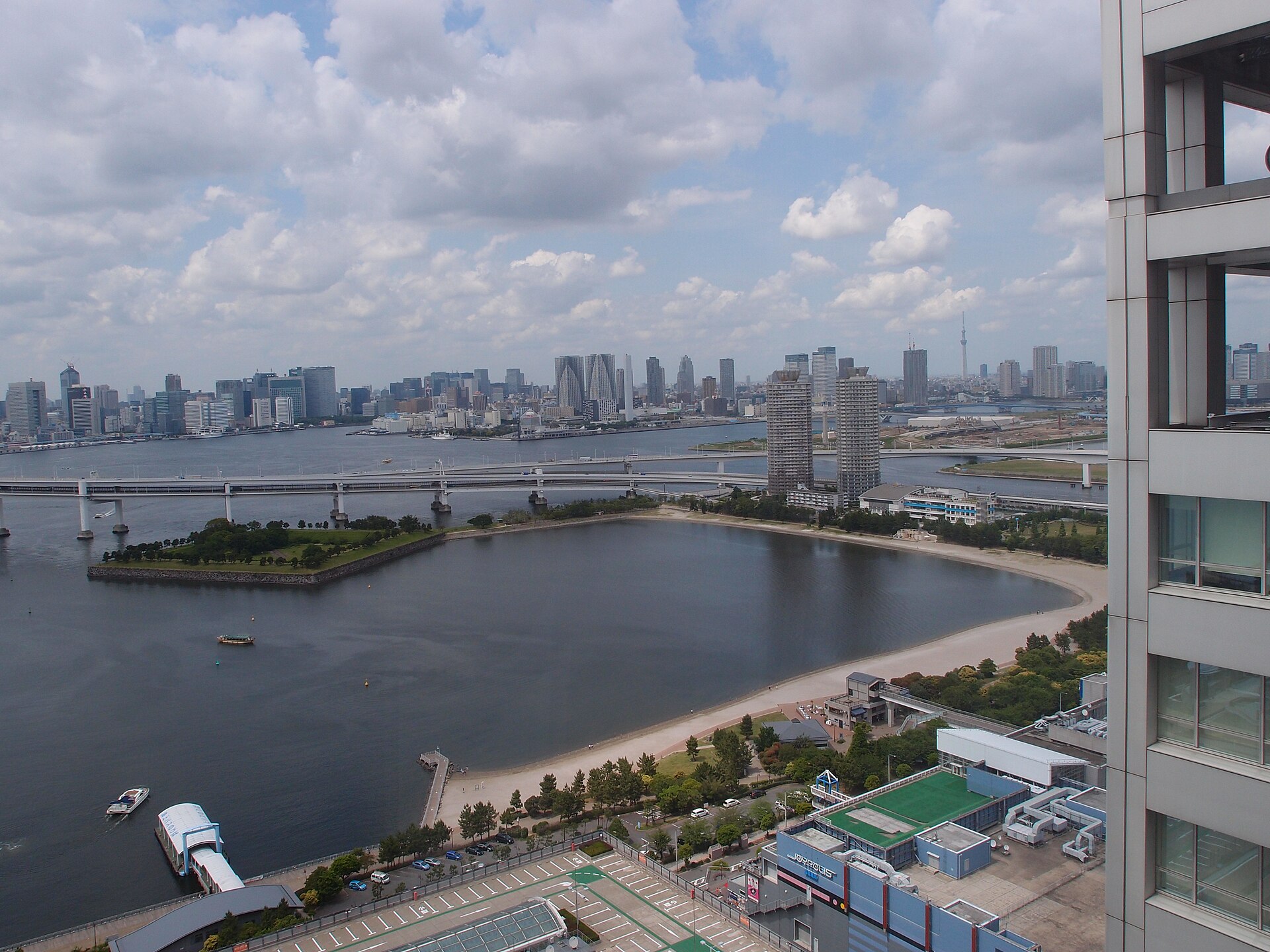 港区台場のフジテレビ本社ビルとお台場の街並み