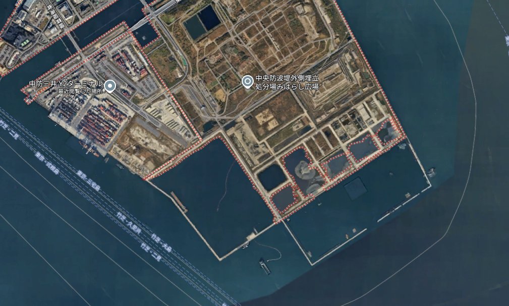 中央防波堤外側埋立処分場の航空写真。左側にコンテナ埠頭、中央にみはらし広場周辺の陸地、右側と下方に護岸で囲まれた未埋立・埋立中の水面セルが見える