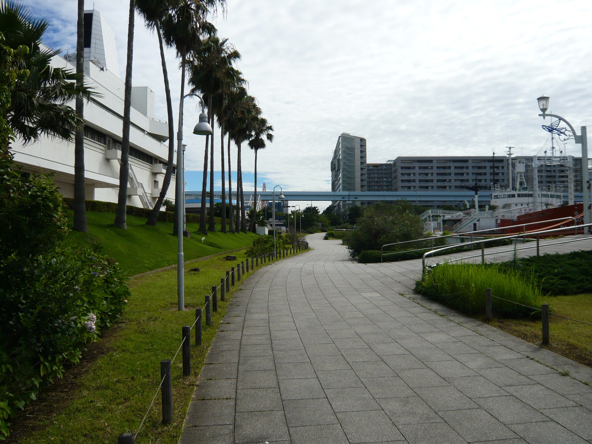 品川区東八潮の東八潮緑道公園と港湾エリアの眺め