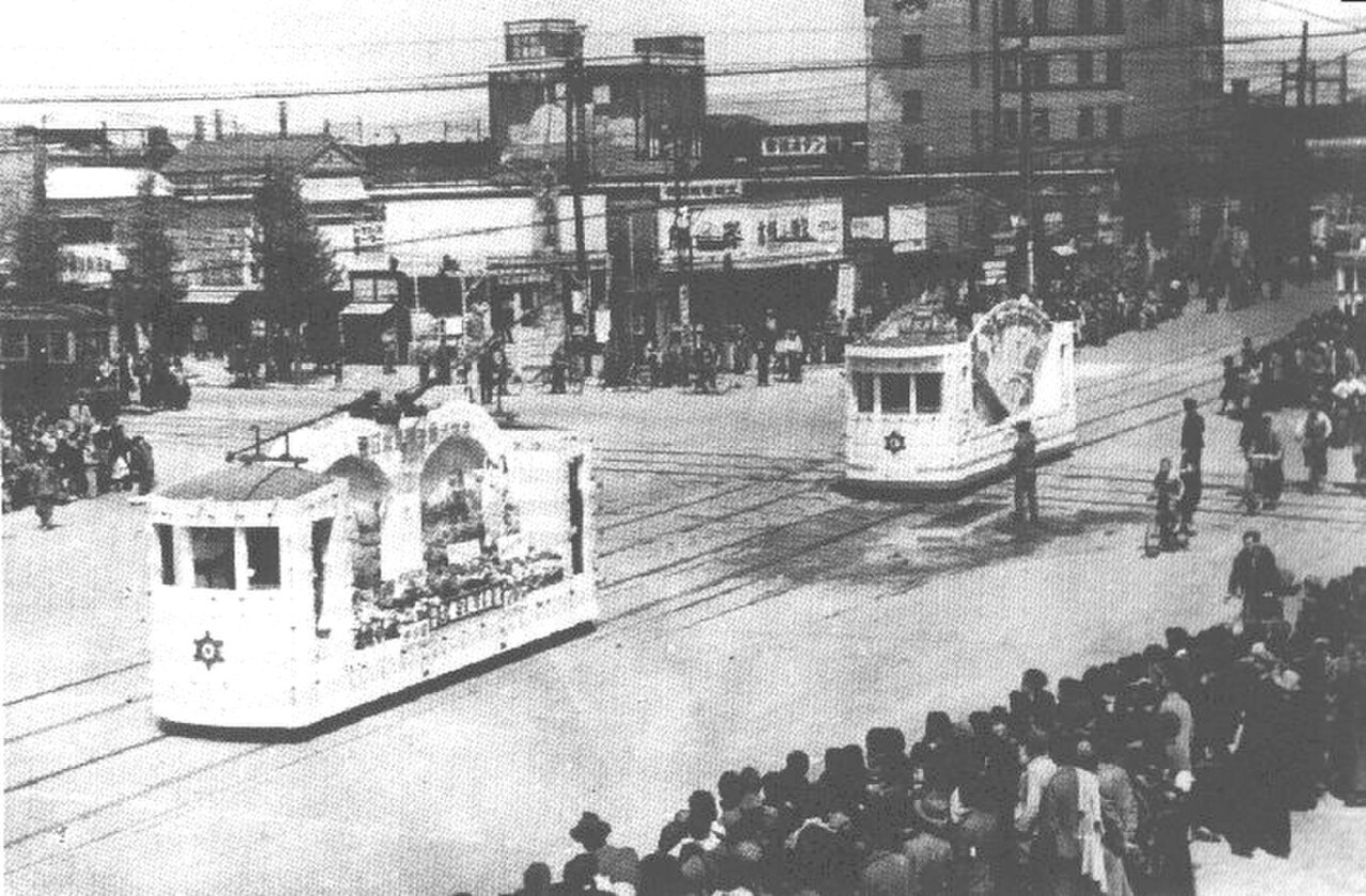1947年、憲法施行記念の花電車（銀座）