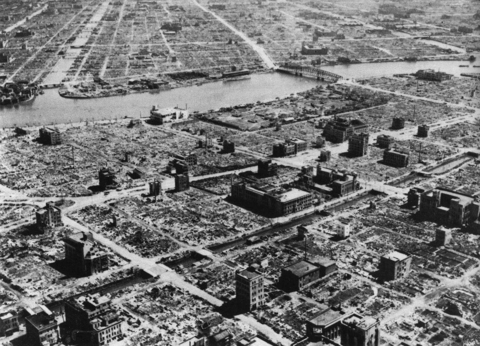 焦土と化した東京・隅田川付近の航空写真