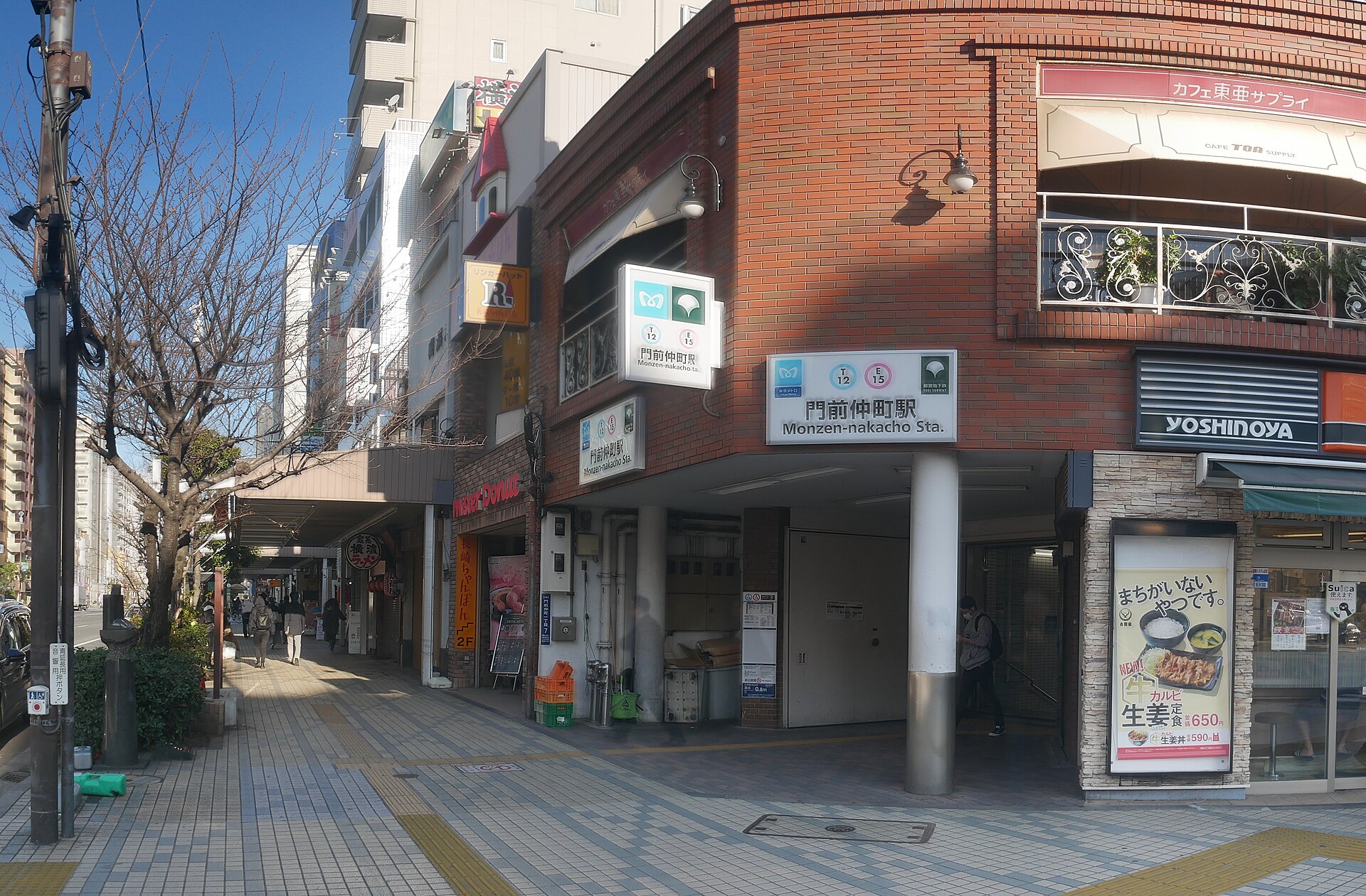 門前仲町駅の出口周辺