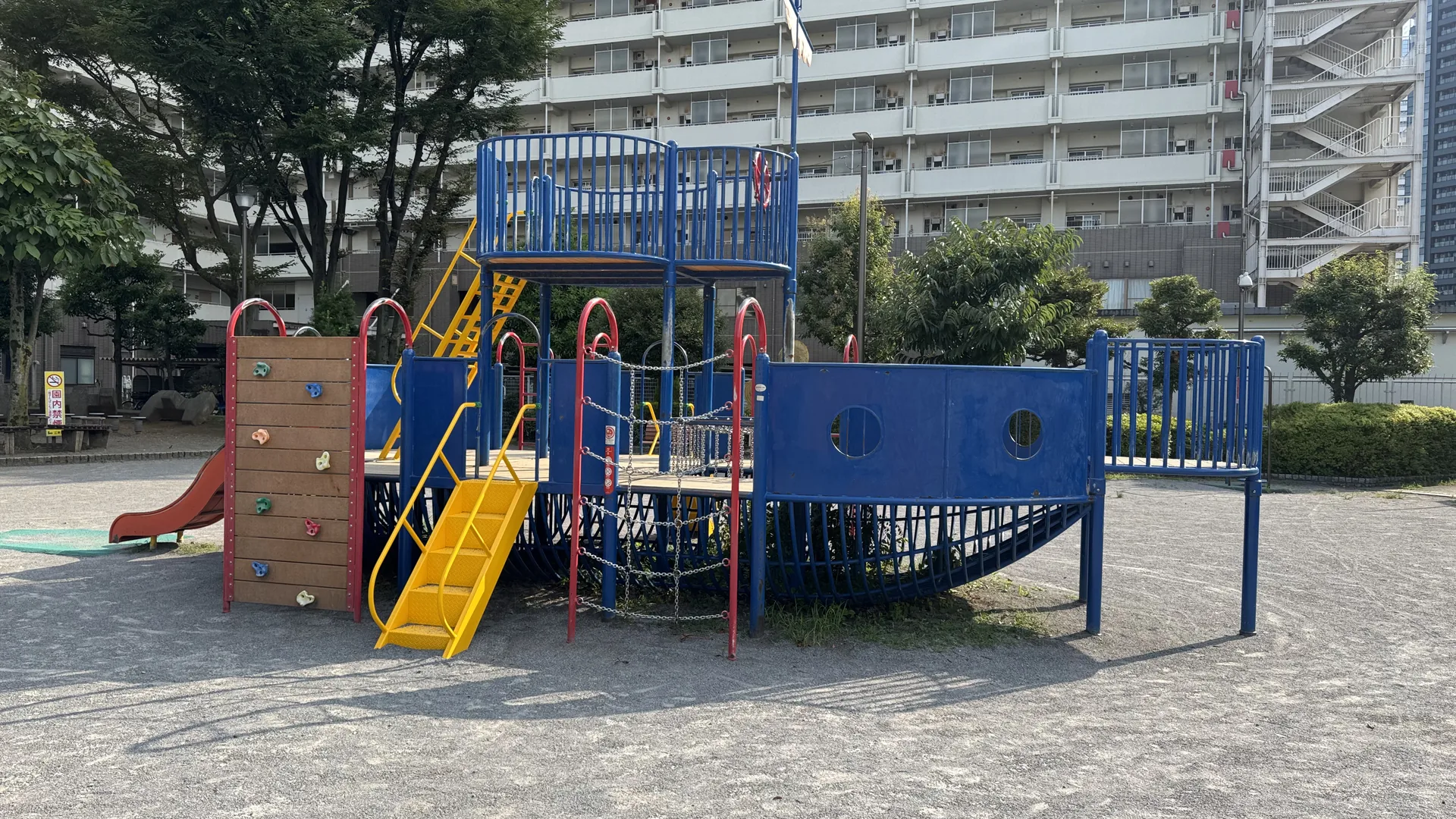 船型の大型複合遊具が中央にあるあさなぎ公園の全景