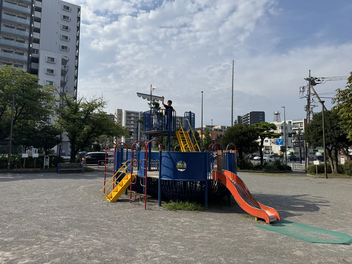 船型遊具のワイドアングル。黄色い階段とオレンジのすべり台
