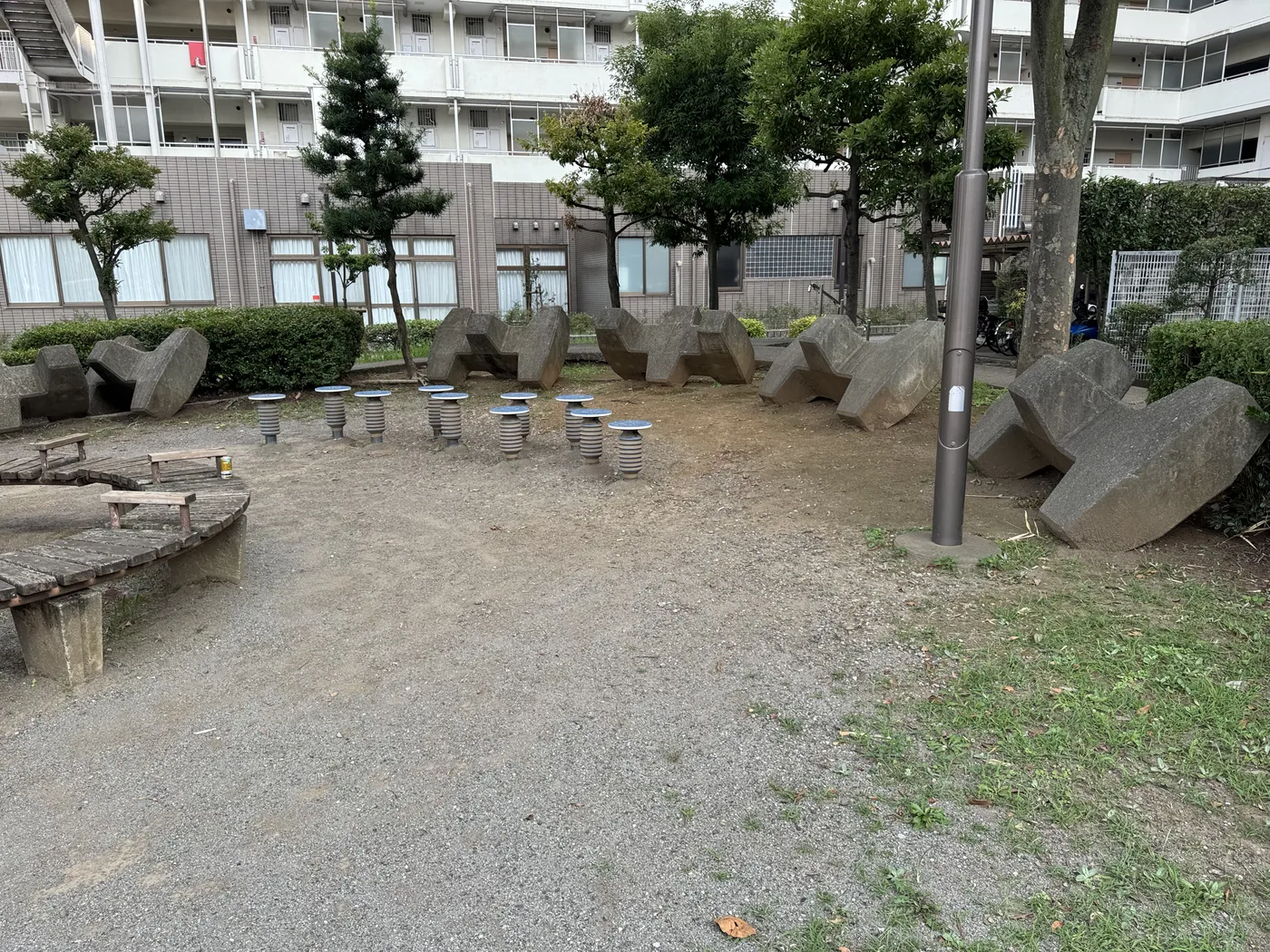 消波ブロック風のコンクリート遊具とスプリング踏み台の列