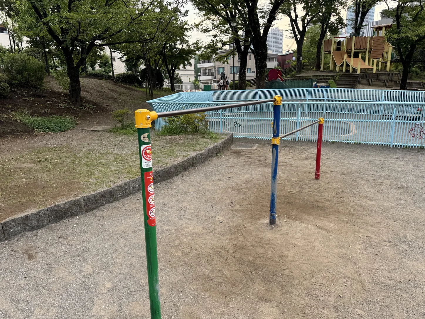 鉄棒と複合遊具、広い滑り台が見える牡丹町公園の遊具エリア