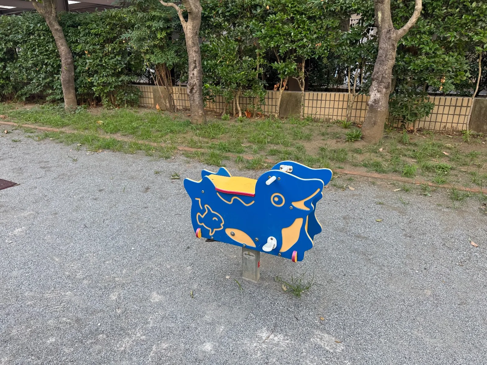 青と黄の魚型スプリング遊具