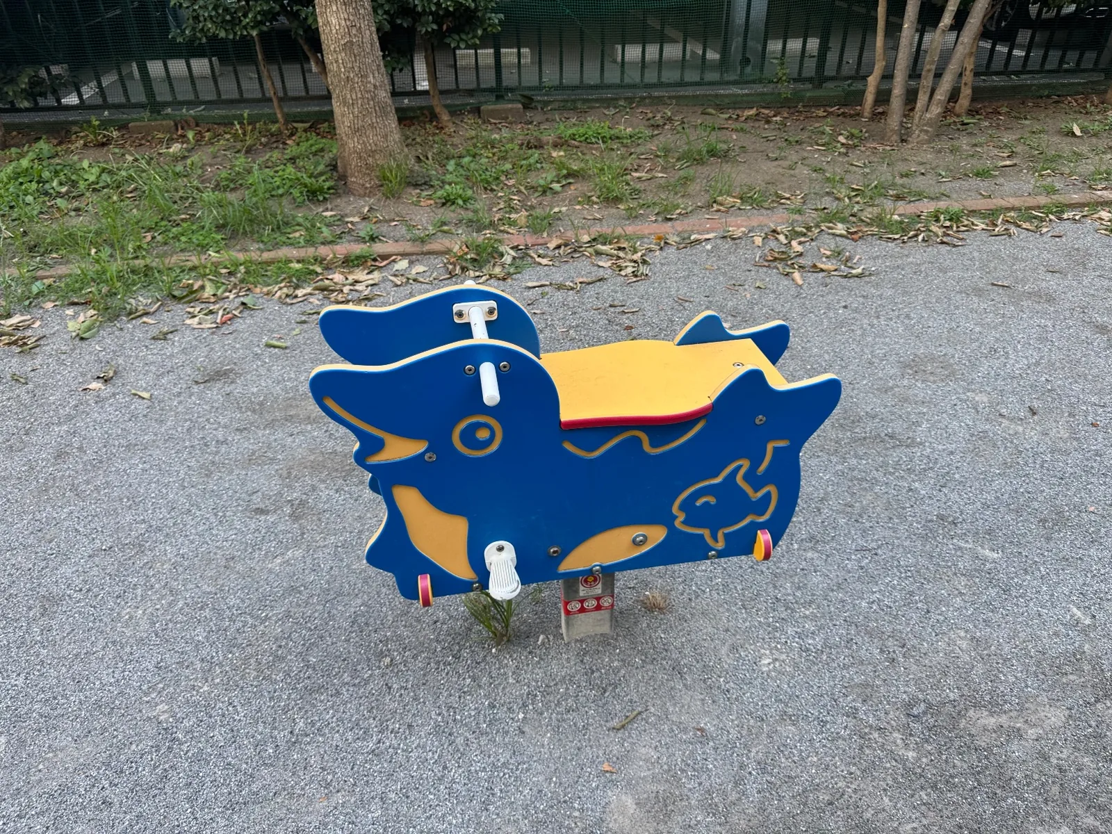 青と黄のクジラ型スプリング遊具
