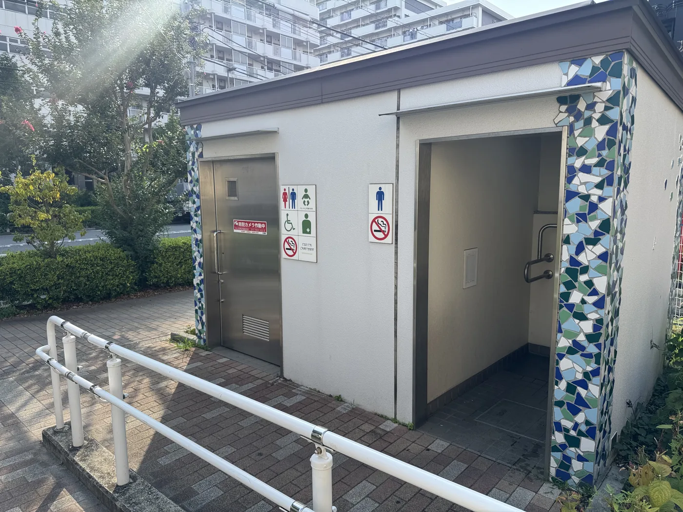 多機能トイレの入口。男女・車いす・オストメイトの案内板