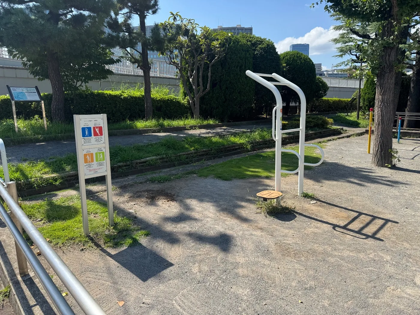 白い屋外健康器具と四色の使い方説明板