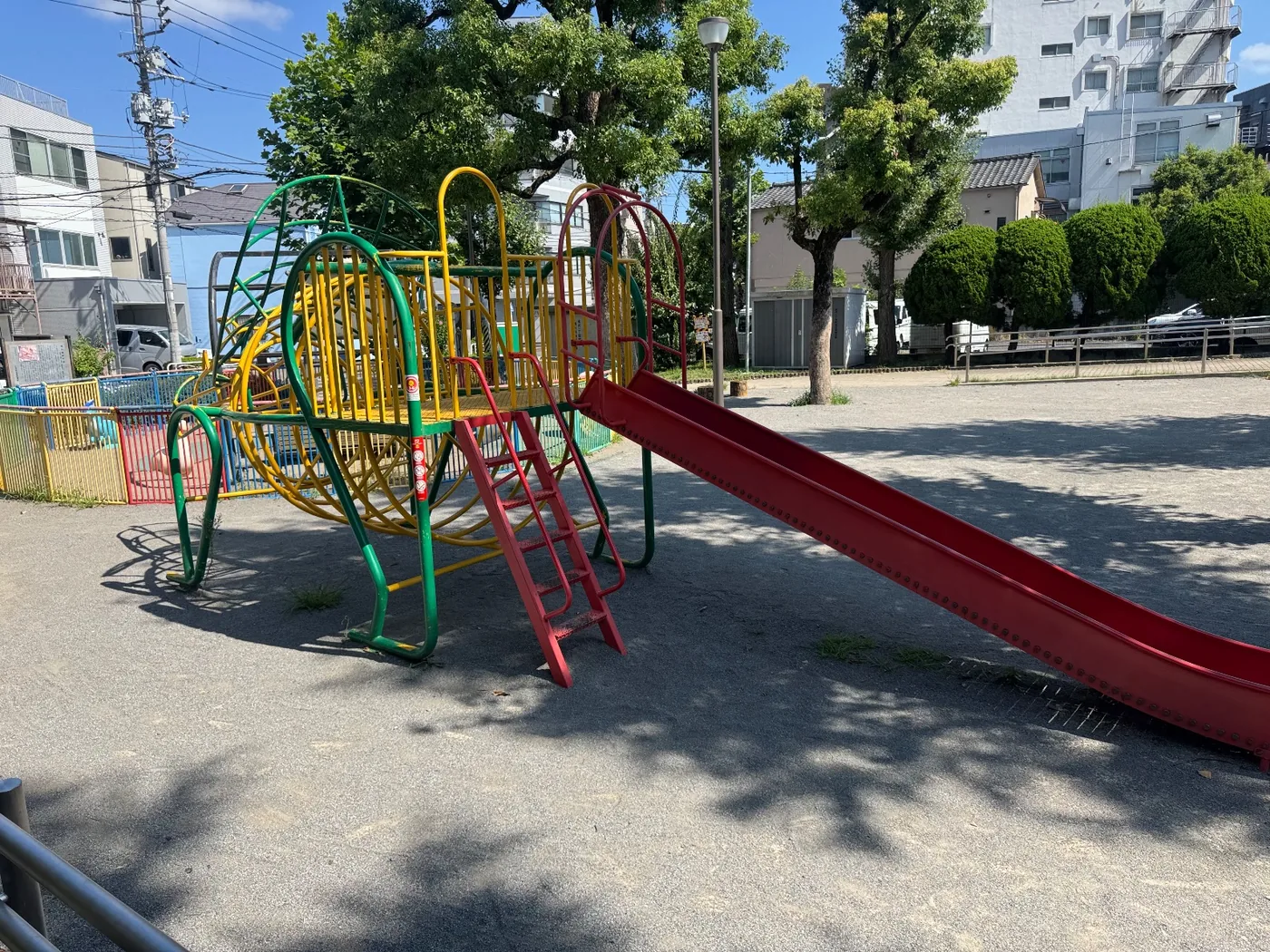 赤の滑り台と黄緑の登り枠