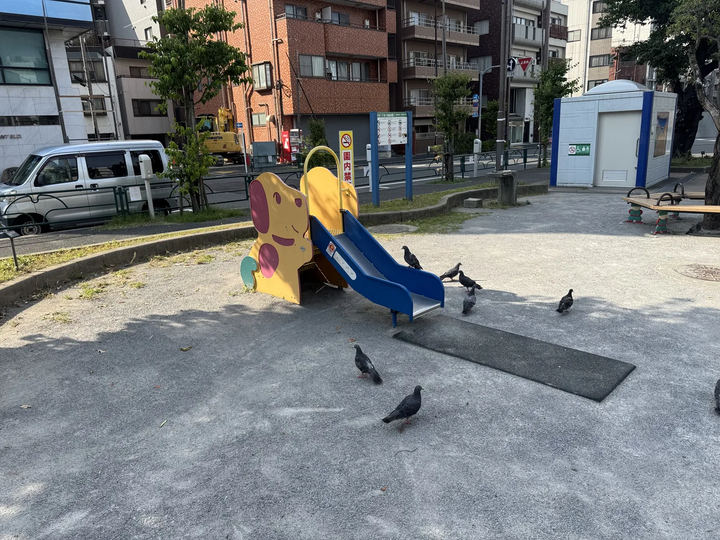 黄色い動物モチーフの幼児向けすべり台と黒い安全マット