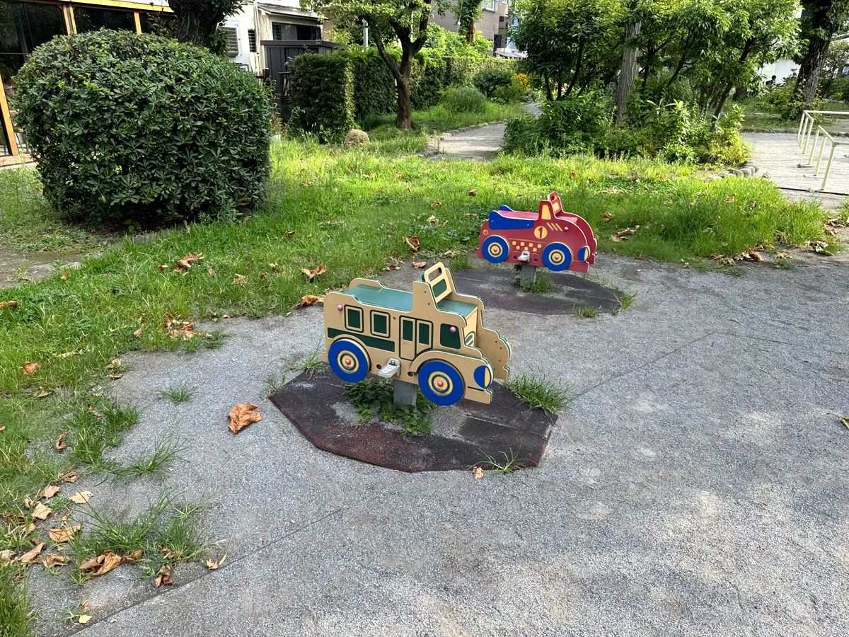 バス型と消防車型のスプリング遊具