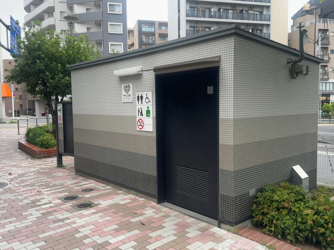 園内トイレ棟。男女・車いす・オストメイト・ベビー等のピクト