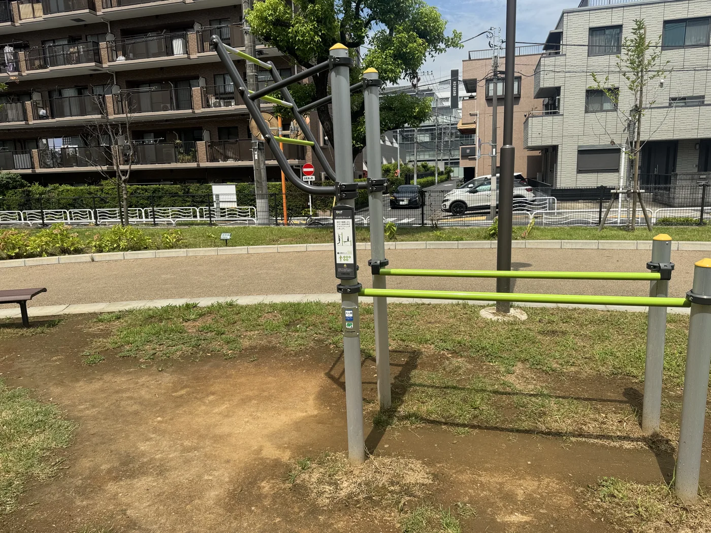 健康遊具。平行棒と斜めの鉄棒がある