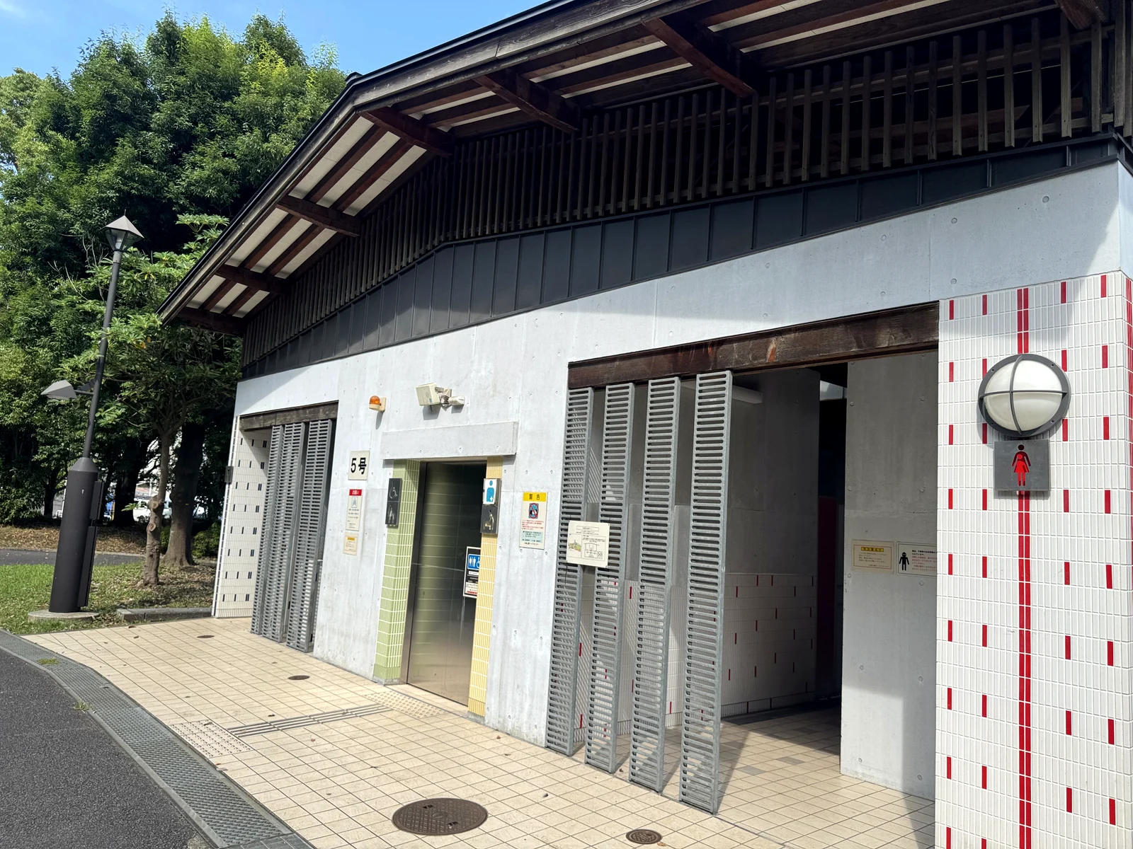 木場公園5号トイレ。エレベーターと多機能トイレの表示