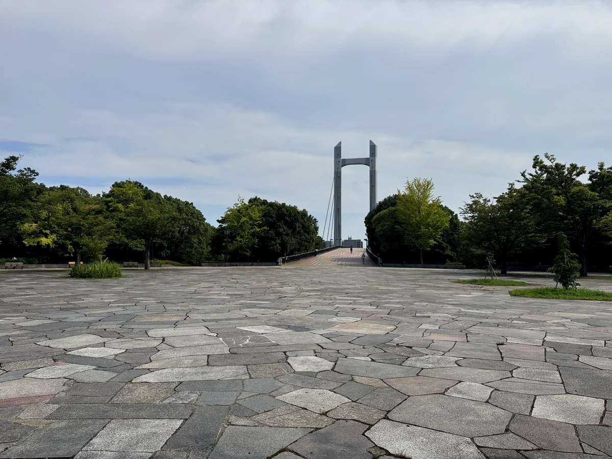 イベント広場から木場公園大橋を正面に望む景色