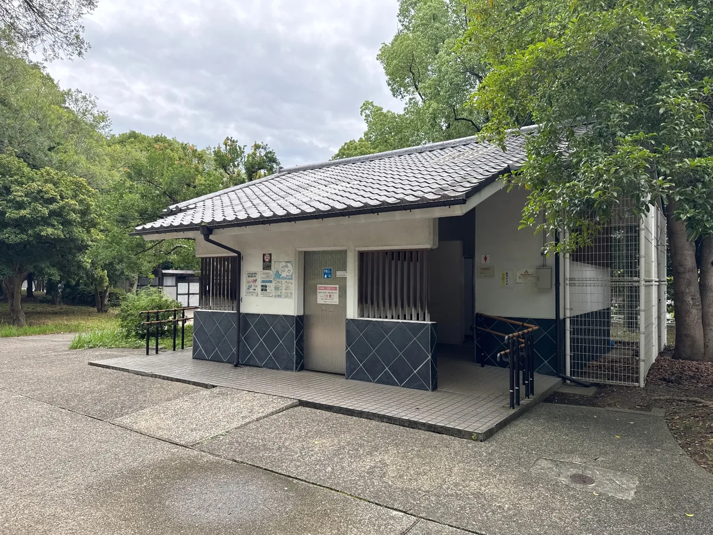 和風意匠のトイレ建築と手すり、タイル舗装