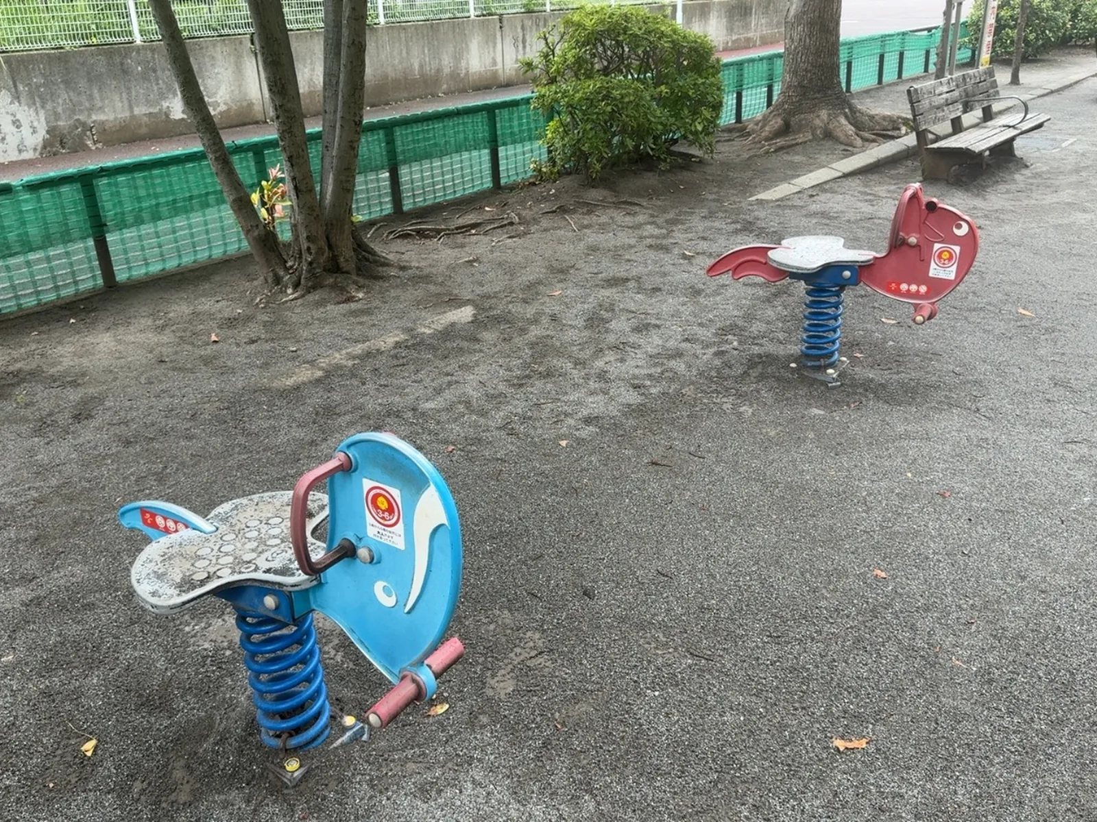 青いスプリング遊具。3歳から6歳の表示