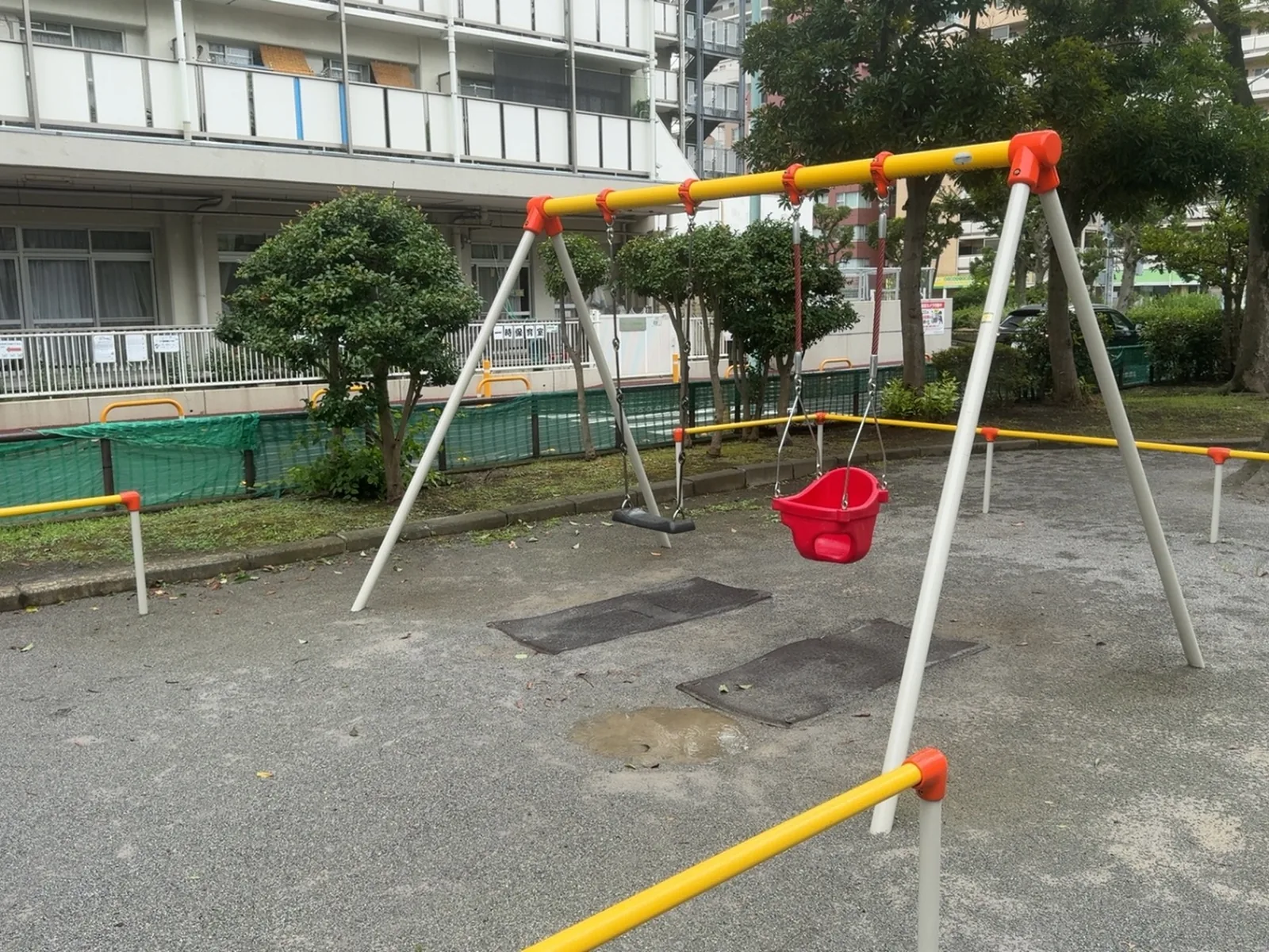 黄色い枠のブランコ。通常席と赤い幼児用座席