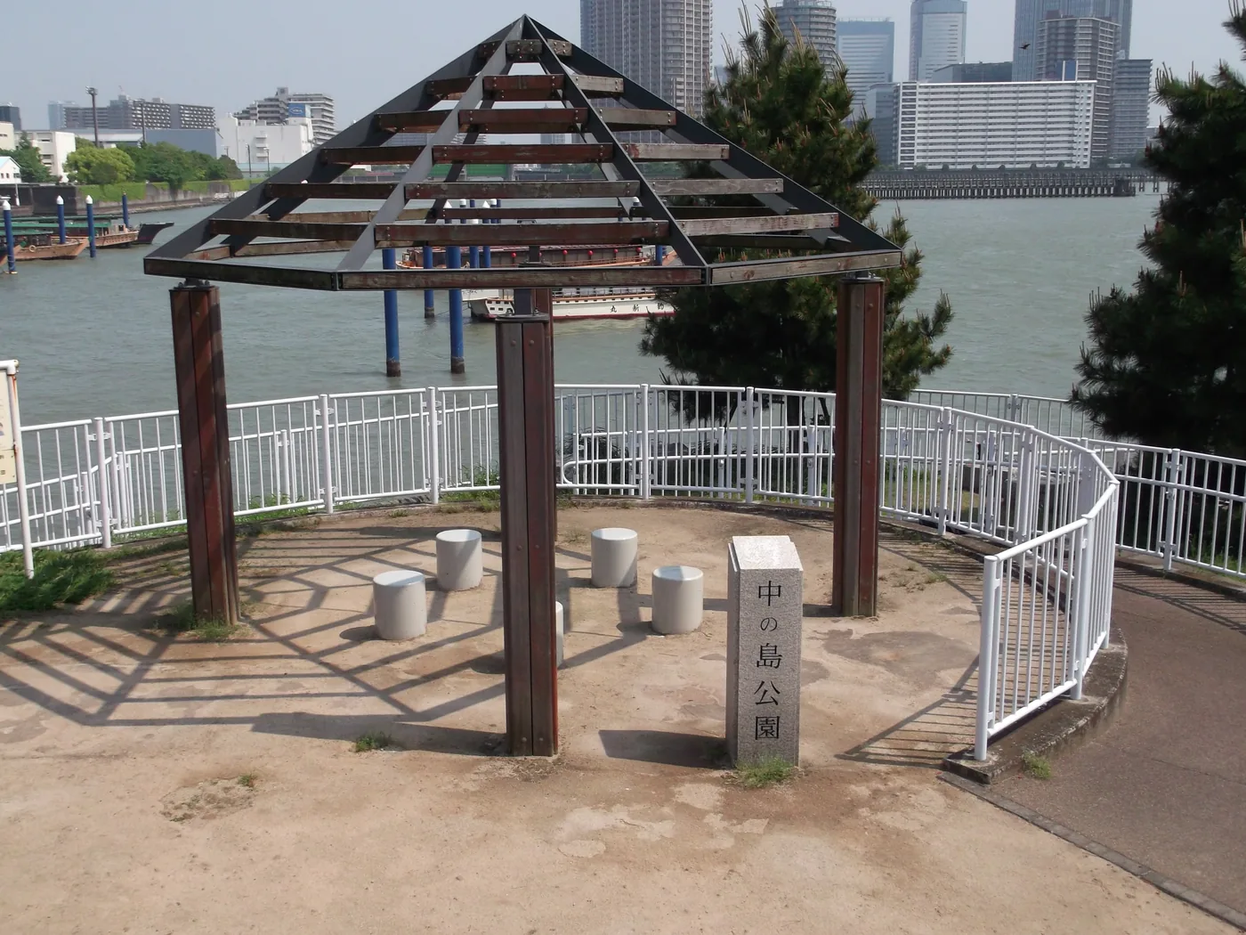 2012年のパーゴラと石碑『中の島公園』。改修前の園内