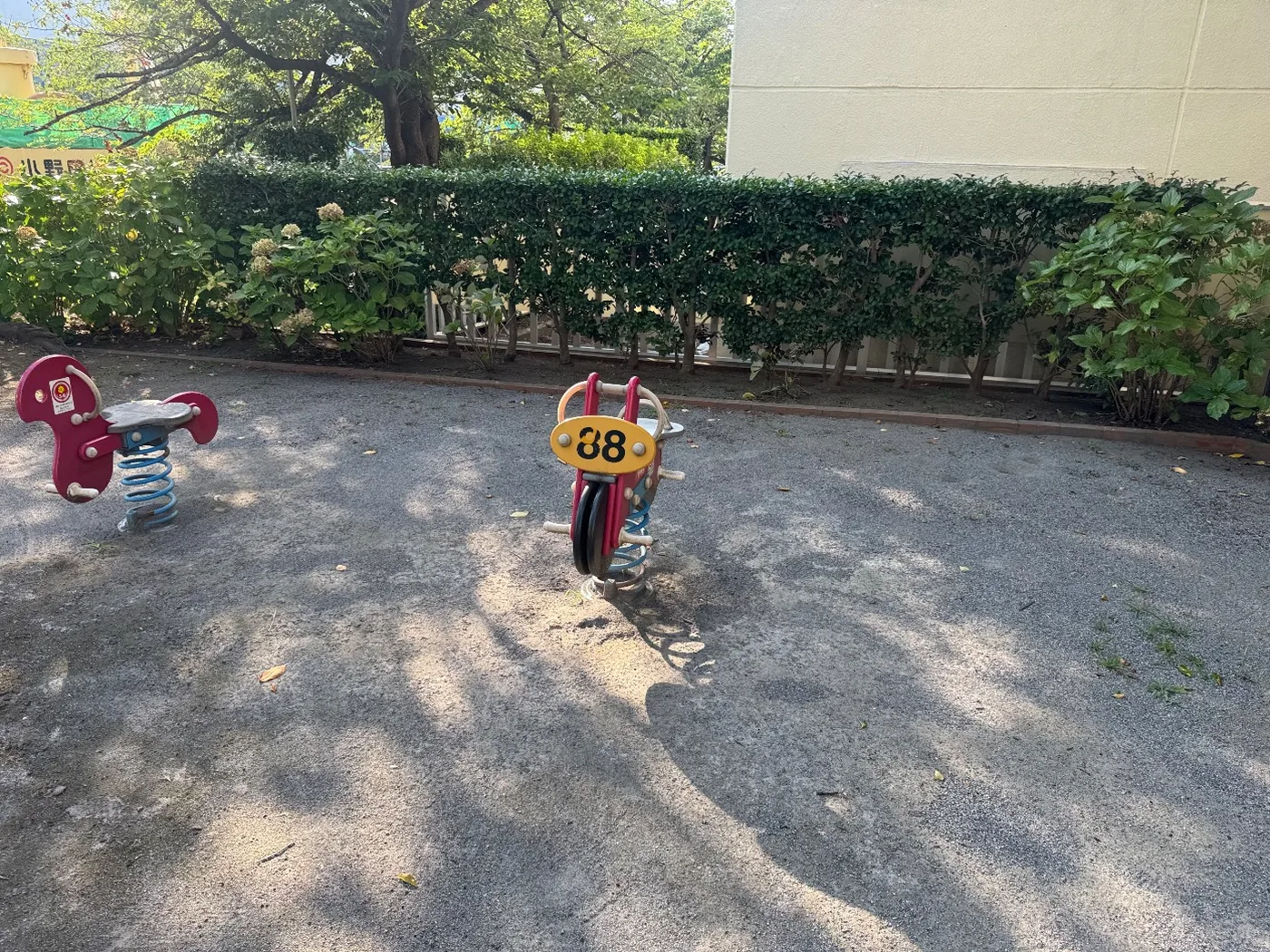 馬型とバイク型のスプリング遊具