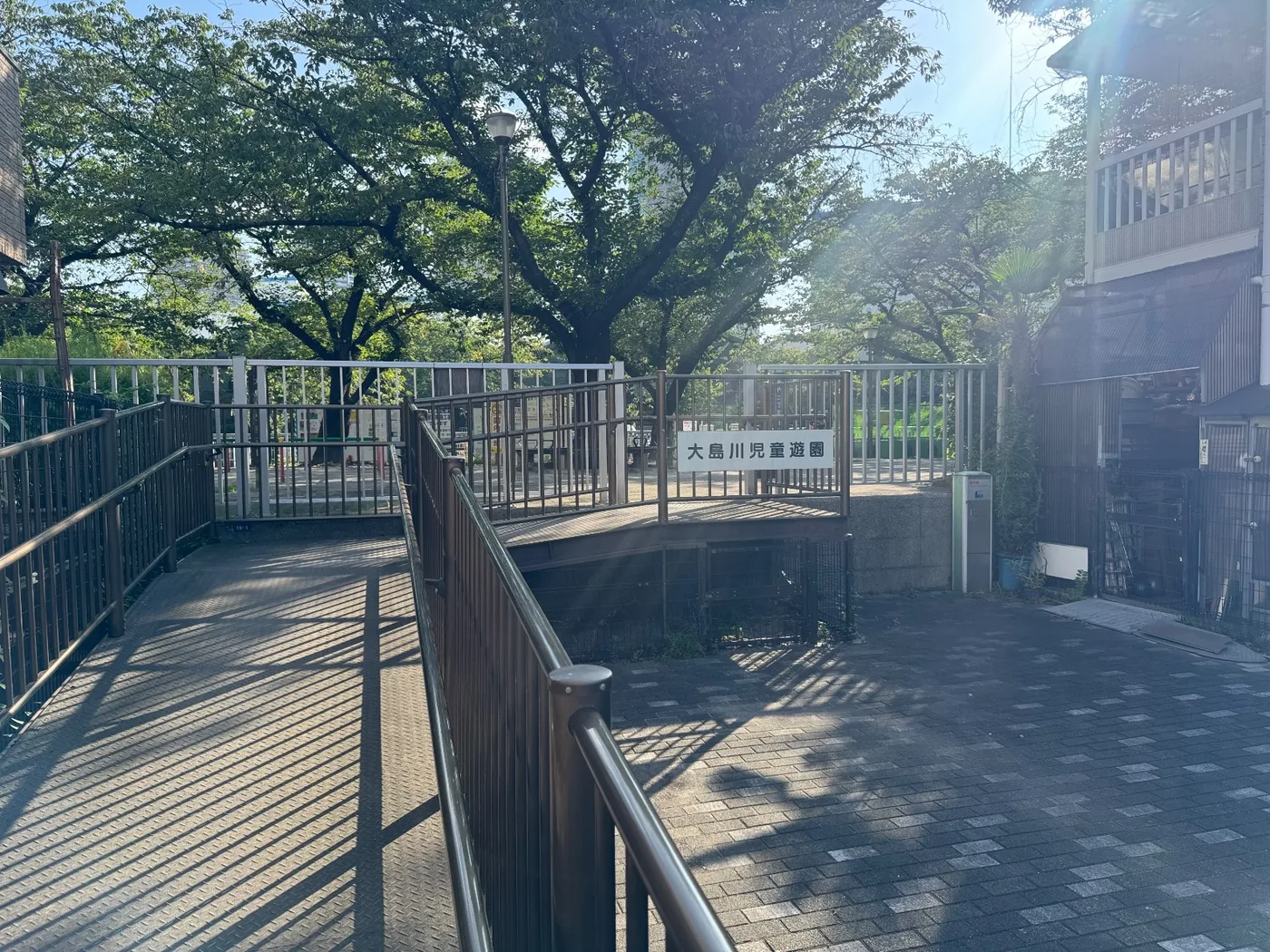 大島川児童遊園の園名板とスロープ入口