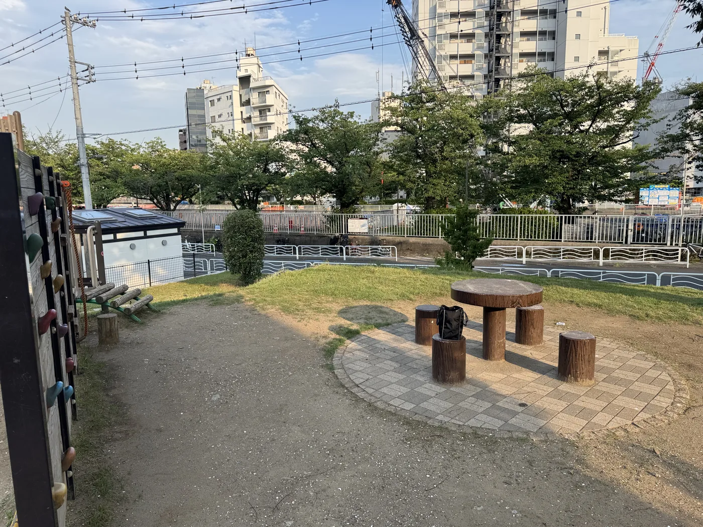 丸太のテーブルと椅子4脚。円形舗装の上