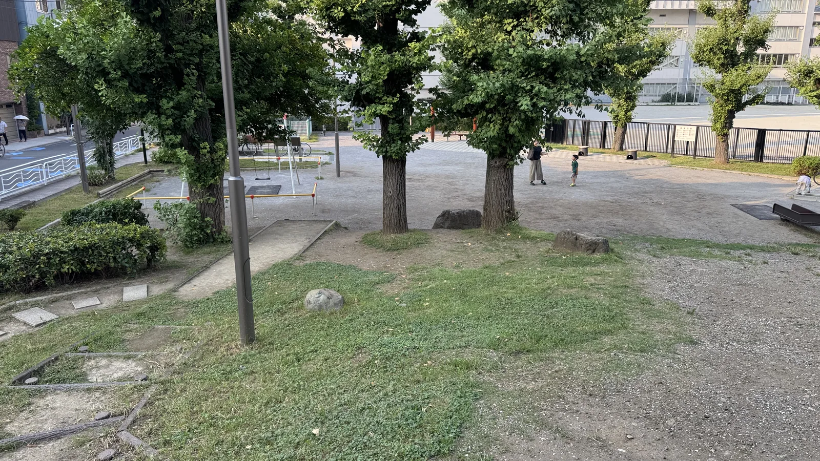 イチョウ並木と丘、遊具エリアが見渡せる臨海公園の全景