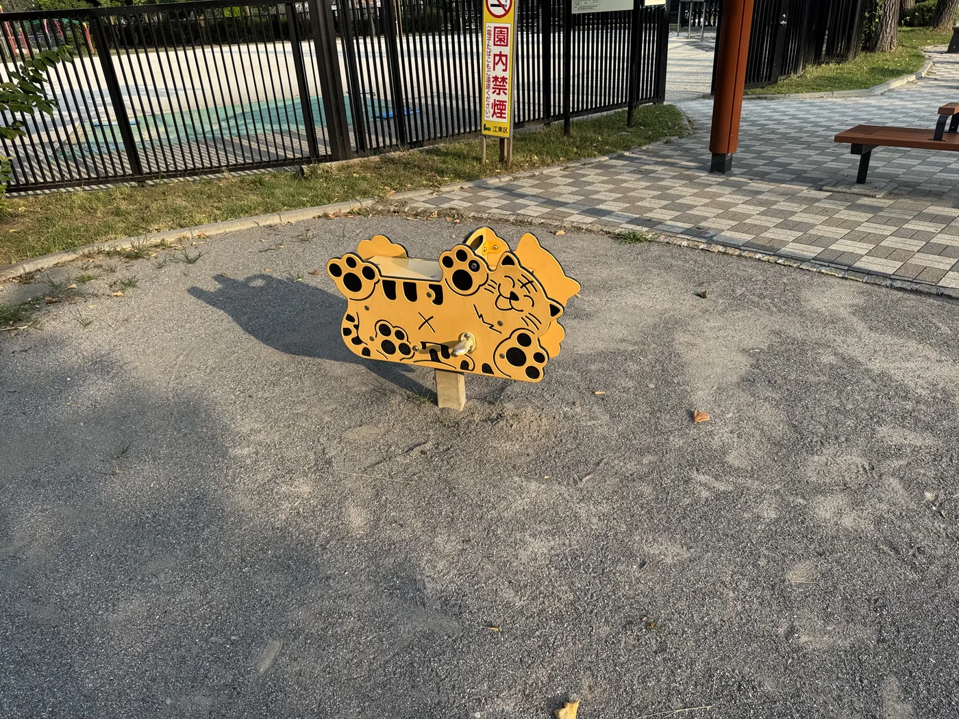 タイガーのスプリングライダー。黄色と黒の模様