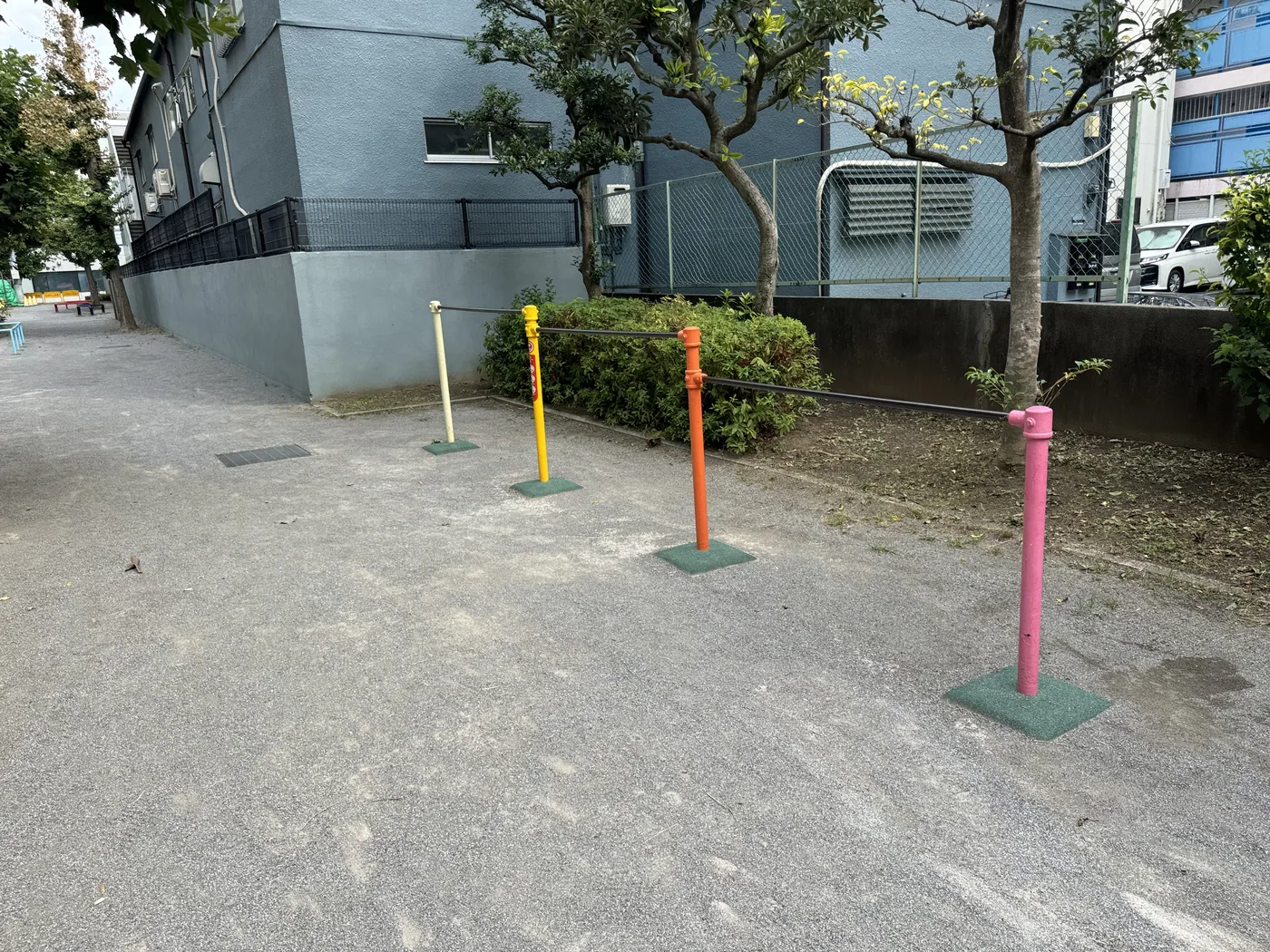黄橙ピンクの支柱がついた鉄棒