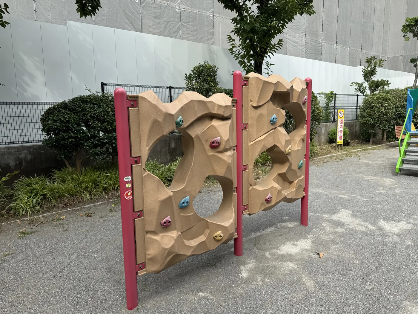 ピンクの支柱とクライミングウォール