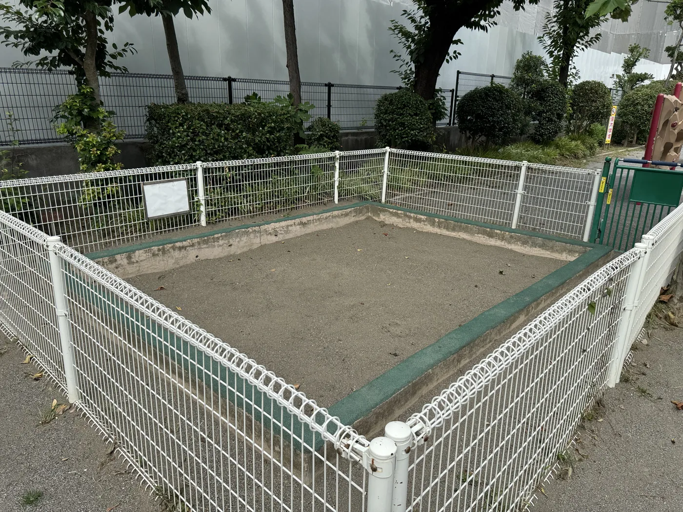 白い柵で囲まれた長方形の砂場