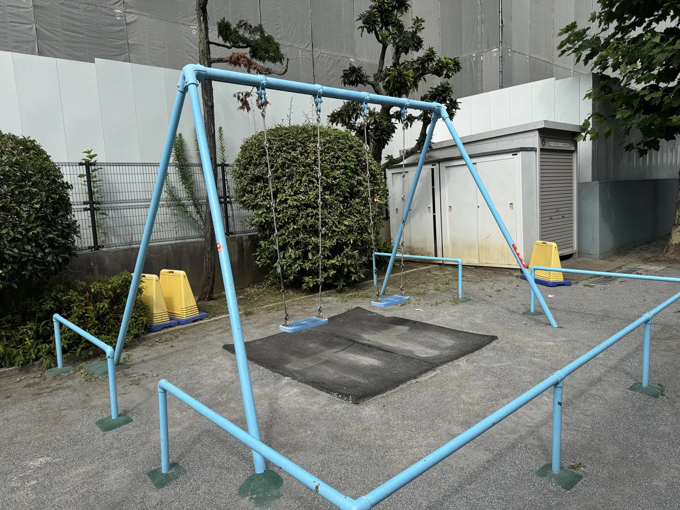 水色のフレームと2台のブランコ