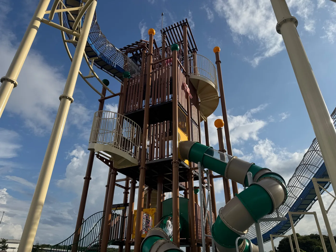 海の森公園の大型複合遊具。螺旋滑り台と高いタワー