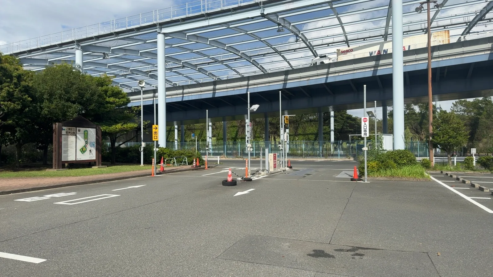 駐車場入口と高架下の景色