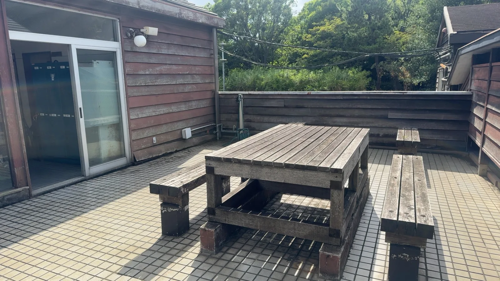 木のテラスとベンチ