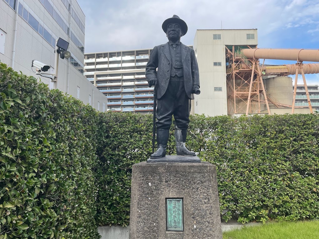 浅野総一郎翁像と説明板