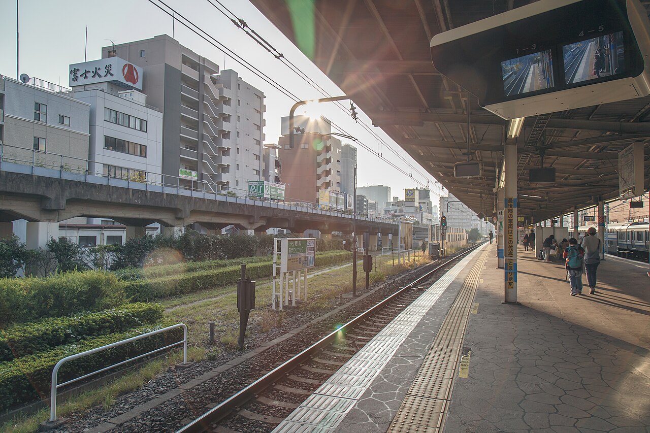 亀戸駅周辺の散策起点としての駅舎