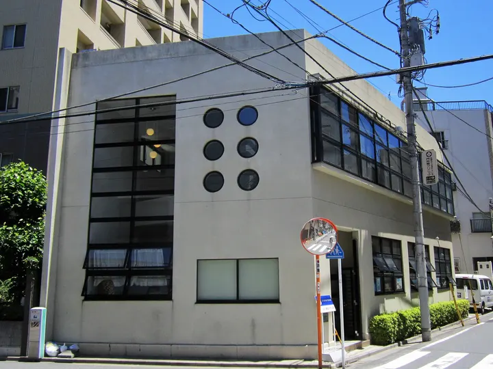 丸窓が並ぶ旧東京市深川食堂、現在の深川東京モダン館の外観