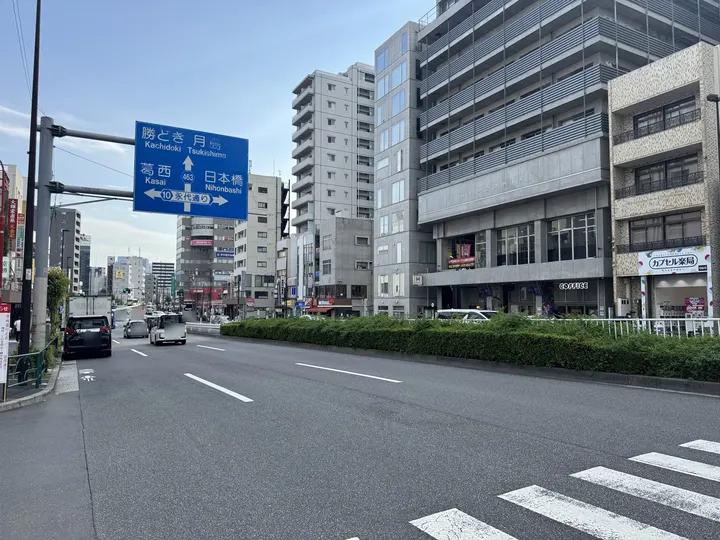 方向標識と車道が続く門前仲町交差点付近の永代通り